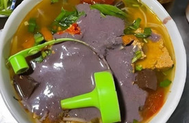 Khóc thét khi trót đổ cả lọ mắm tôm vào bát bún