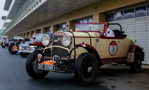 Ngắm dàn ô tô cổ nổi tiếng thế giới tại trường đua F1 Hà Nội