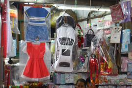 Hàng mã ế ẩm, xe Mercedes, tivi Sony treo ngược lên tường