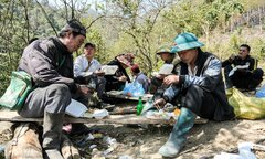 Bữa cơm vội vàng của những chiến sỹ ngăn 'giặc lửa' ở Vườn quốc gia Hoàng Liên