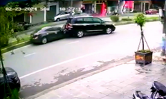 Tài xế ô tô lùi xe mất kiểm soát gây tai nạn liên hoàn