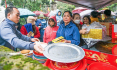 Nam Định: Trước giờ khai ấn, dân đội mưa về đền Trần dâng hương sớm