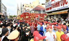 Hàng nghìn người rước kiệu Bà Thiên Hậu Bình Dương
