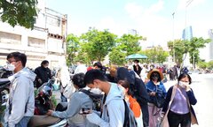 Người Đà Nẵng đội nắng xếp hàng nửa ngày mua vé xem 'Đào, phở và piano' 