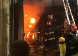 Cảnh sát cứu 1 trẻ 6 tháng tuổi và 2 người lớn thoát khỏi đám cháy trong đêm