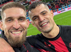 Sao Leverkusen giả vờ chấn thương, cả HLV Alonso cũng mắc lừa