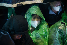 Dầm mưa xuyên đêm chờ phát ấn đền Trần Nam Định