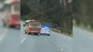 Tài xế xe khách chạy quá tốc độ, tông ô tô của cảnh sát