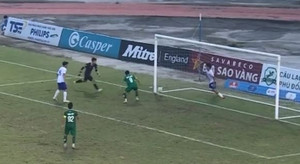 Hậu vệ sút trúng thủ môn khiến đội cuối bảng giải Hạng Nhất thua đau