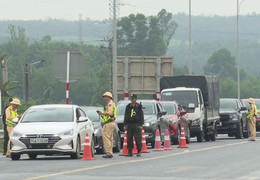 CSGT mặc thường phục ghi nhận xử phạt xe vượt ẩu trên cao tốc Cam Lộ - La Sơn