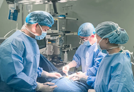 Bé 17 tháng tuổi dập nát ngón tay khi chơi máy thêu của gia đình