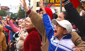 Cậu bé khóc lớn, vẫy tay tiễn anh trai lên đường nhập ngũ