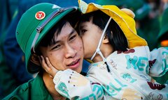 Lời nhắn nhủ xúc động của cha, cái ôm bịn rịn của con gái ngày tân binh nhập ngũ