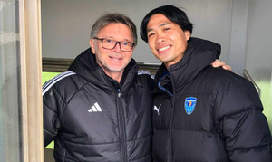 HLV Troussier sang Nhật Bản gặp Công Phượng