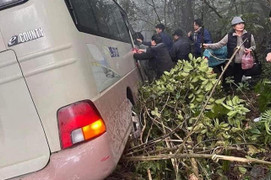 Xe khách chở gần 30 cán bộ hưu trí lao xuống vực đầy sương mù ở Tam Đảo