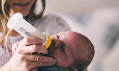 Pha ma túy vào sữa cho con uống để khỏi quấy khóc, đôi vợ chồng bị bắt