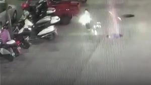 Đốt pháo hoa trên nắp cống, cậu bé vô tình gây ra vụ nổ liên hoàn