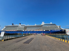 Siêu tàu Celebrity Solstice chở gần 2.800 du khách cập cảng Thừa Thiên - Huế