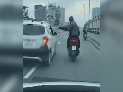 2 thanh niên đi xe máy lên cao tốc, tạt đầu ô tô, đánh người trên vành đai 2