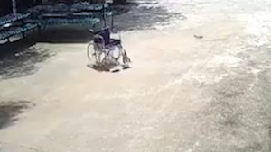 Xe lăn 'ma quái' tự di chuyển ở bệnh viện Thái Lan