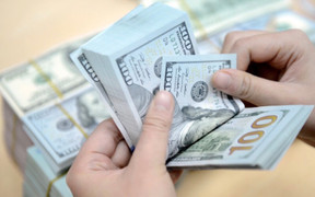 Giá USD tự do tăng cao kỷ lục, vượt 25.000 đồng/USD