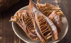 Ăn măng khô liên tục một tuần, người phụ nữ đau bụng đến mức lăn ra sàn