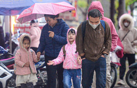 Hôm nay miền Bắc mưa rét, miền Trung đề phòng dông lốc