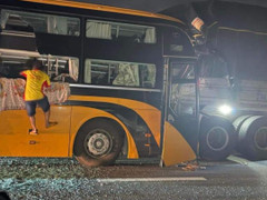 Xe khách tông xe tải trên cao tốc Nha Trang - Cam Lâm, 2 người chết