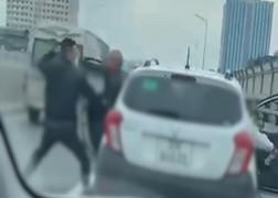 Dân mạng phẫn nộ đề nghị phạt nặng 2 kẻ tạt đầu ô tô, đánh người trên vành đai 2