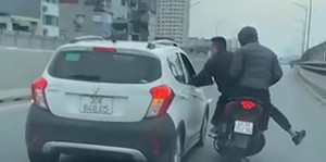 Danh tính 2 kẻ đi xe máy tạt đầu ô tô, đánh tài xế ở đường Vành đai 2 trên cao