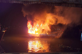 2 tàu cá Quảng Ngãi bốc cháy lúc rạng sáng