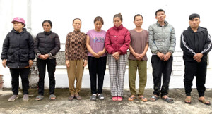 Bắt quả tang 5 nữ và 3 nam đang say sưa 'xóc đĩa'