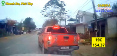 Xe bán tải tạt đầu làm móp vỏ ô tô rồi tăng ga bỏ chạy