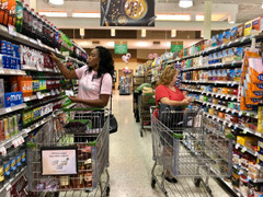 Người Mỹ chăm làm vườn, đi săn trước cơn bão giá thực phẩm