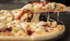 Ăn pizza để qua đêm, cô gái phải phẫu thuật não khẩn cấp