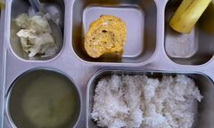 Phụ huynh phản ánh suất ăn của học sinh tiểu học như 'cho người giảm cân'