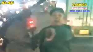 Sang đường không quan sát, người đàn ông giở thói côn đồ với tài xế ô tô