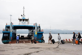 Những chuyến phà cuối cùng đưa du khách rời bến Gót sang đảo Cát Bà