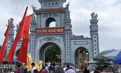 Nghi vấn biển thủ tiền công đức tại đền ông Hoàng Mười: Tạm đình chỉ 2 nhân viên