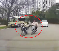 Hai thanh niên nghênh ngang đầu trần, lạng lách, đạp người đi đường