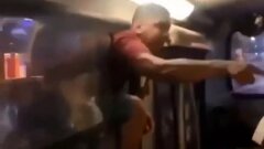 Truy đuổi tình địch, người đàn ông chạy theo rồi đu bám cửa sổ xe buýt 