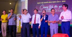 Bí thư Tỉnh ủy, Chủ tịch UBND Bình Định chơi Bài Chòi, ăn đặc sản quê tại TP.HCM