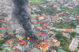 Hà Nội: Hai ngôi nhà gần chợ Bắc Lãm cháy lớn