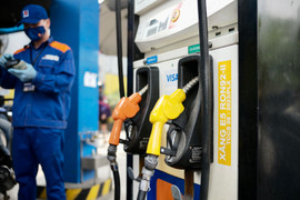 Giá xăng dầu hôm nay 2/3: Bật tăng