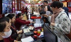 Giá vàng cao nhất lịch sử, khách đổ xô đi bán chốt lời