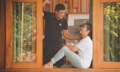 Khoảnh khắc đời thường ngọt ngào của NSND Hồng Vân và ông xã Lê Tuấn Anh