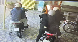 Truy bắt 4 người nghi dùng súng cướp tiệm vàng ở Bình Dương