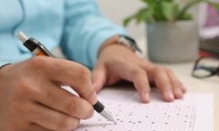 Đóng giả cảnh sát để 'ném phao thi' cho em gái