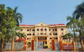 Cho thôi việc nữ cán bộ TAND tỉnh Quảng Bình 'nghỉ phép qua Mỹ du lịch'