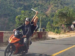 Thanh niên vung mã tấu chém vào ô tô trên quốc lộ